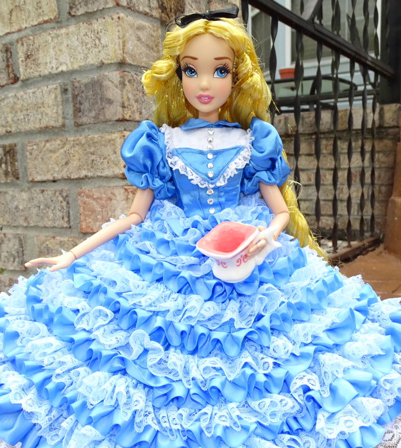 Alice in Wonderland LE Style 17 Doll